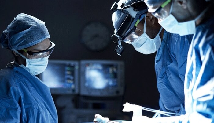A carreira de cirurgião: salário, atuação e residência