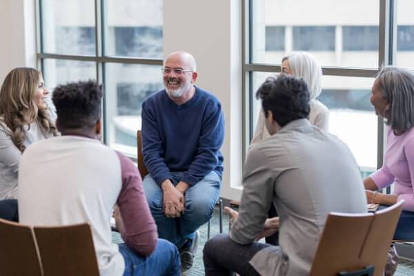 uma equipe multidisciplinar deve contar com psicólogos e assistentes sociais para entender melhor os problemas pelos quais o paciente tem passado